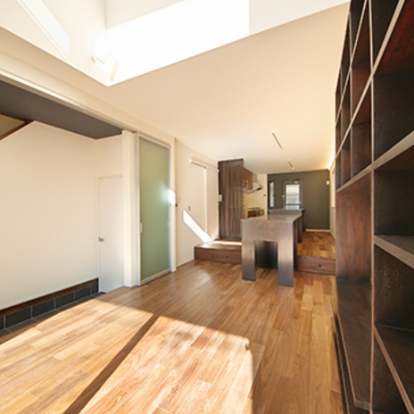 奥行きを感じる縦長の空間