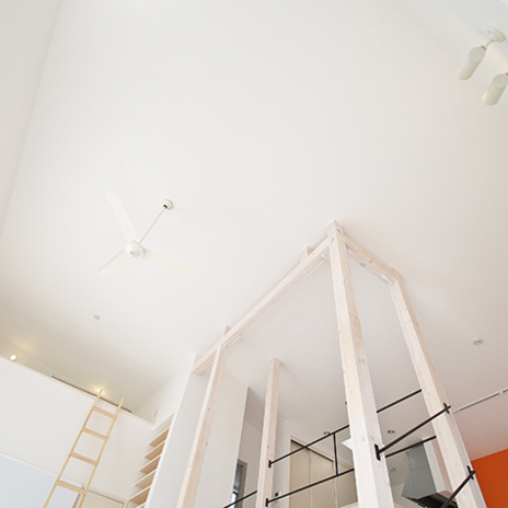 天井高を広くとった開放的な室内