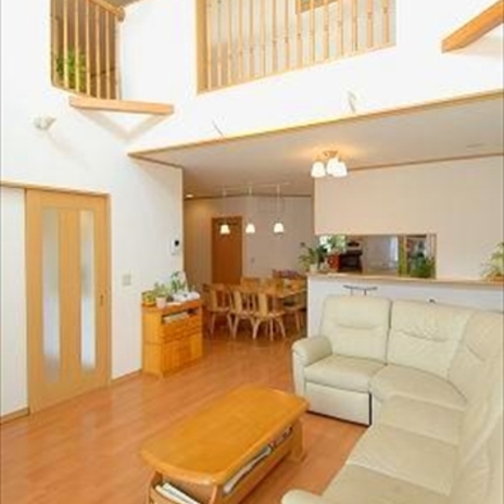 大きな吹き抜けと回廊のある家