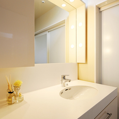 清潔感のあるシンプルな洗面室