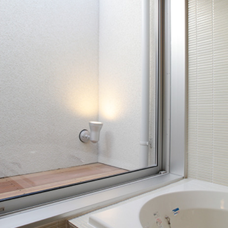 大きな窓のある開放的な浴室