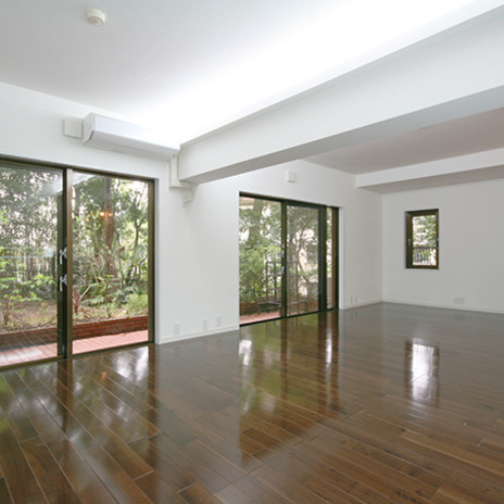 庭の緑をのぞむ開放的なリビング