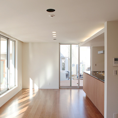 開口部の大きな明るいリビング