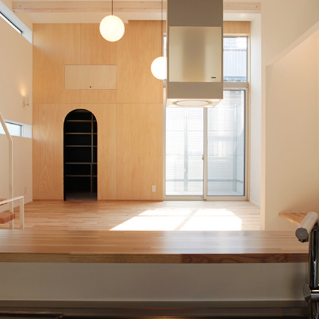 様々な形が並ぶキッチンからの眺め