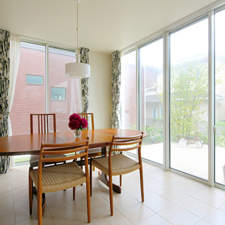 中庭を望むシンプルデザインの室内