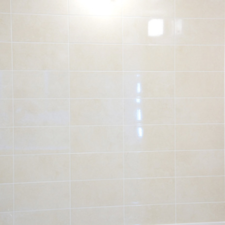 ナチュラルなクリーム色の浴室タイル