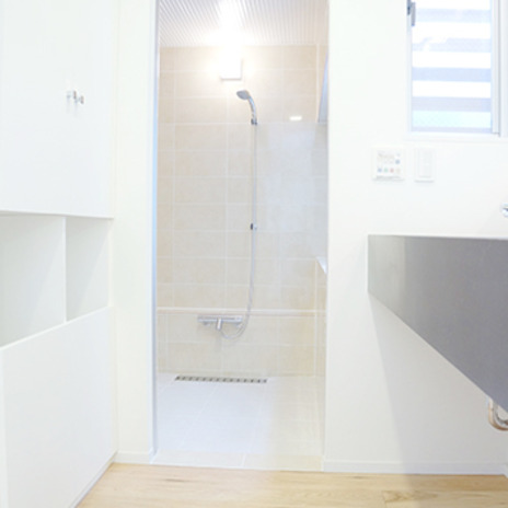 白系でまとめられたバスルーム