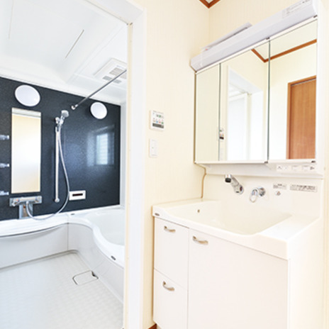 白を基調にスッキリとまとめた水廻り