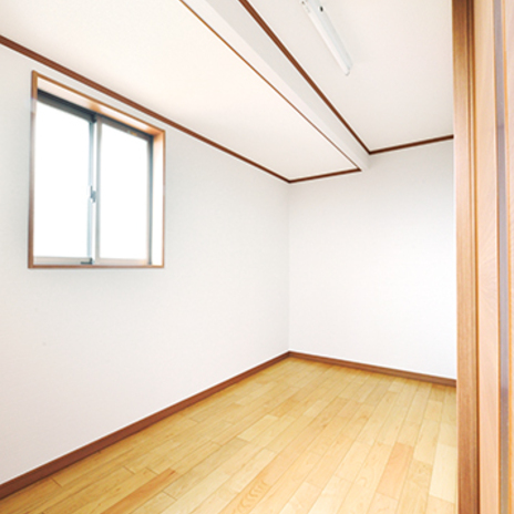 天井のラインが印象的な室内