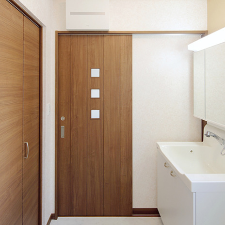 木目が交差に流れる洗面室