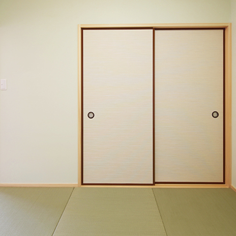 シックな枠で存在感のあるふすま