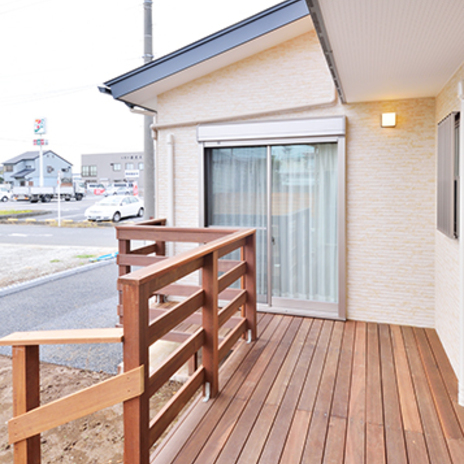 ウッドデッキが部屋と部屋を繋ぐ