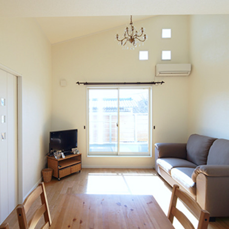 明るいリビングを眺めるダイニング