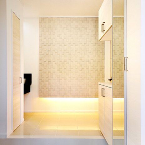 白を基調とした光の溢れる玄関