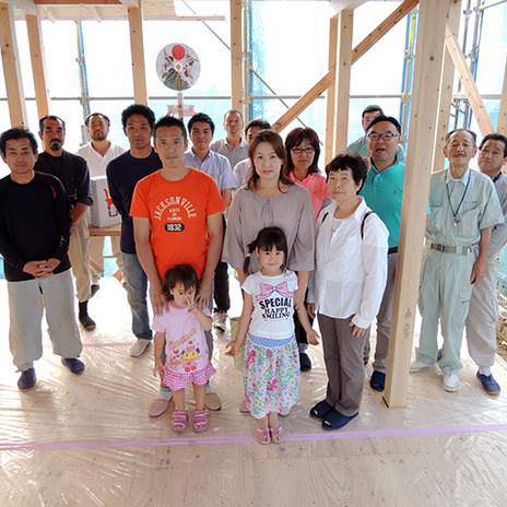 家族と作り上げる建設中の様子
