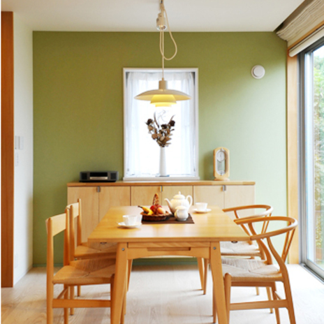グリーンの壁紙で明るい印象のダイニング