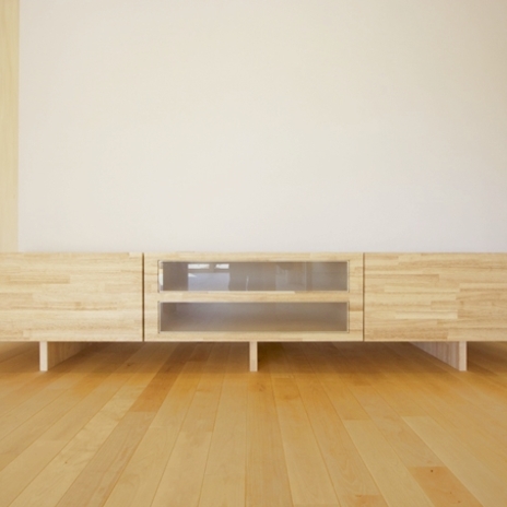 室内仕上げと素材を統一した造作ＴＶ台。