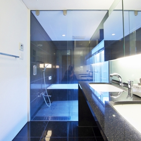 浴室と洗面は大理石で統一し、一体感のある空間とした。