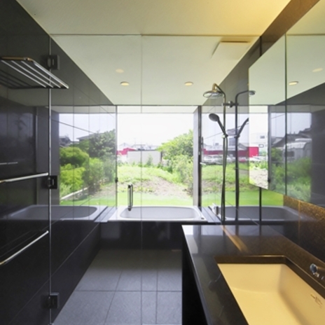 仕上げ素材を揃えた洗面と浴室。