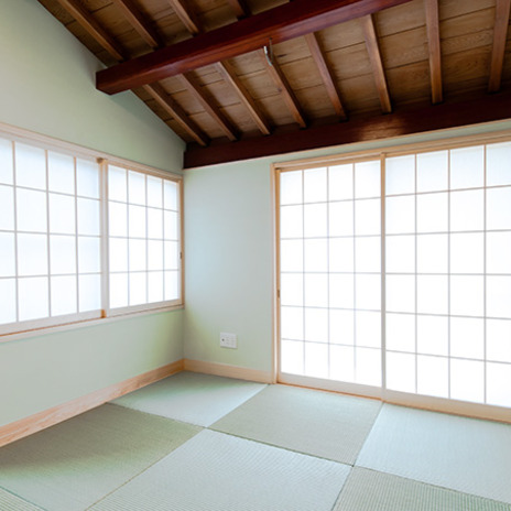 日差しが降り注ぐ明るい和室