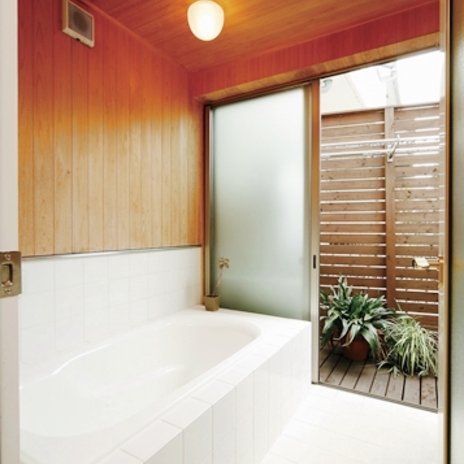 バスコート付でゆったりと癒されるバスルーム