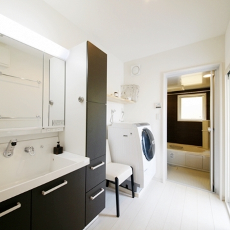 モノトーン系のクールな洗面