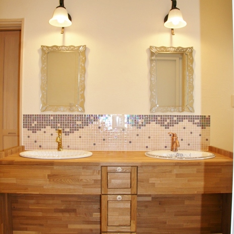 タイル貼りがポイントのお洒落な洗面スペース