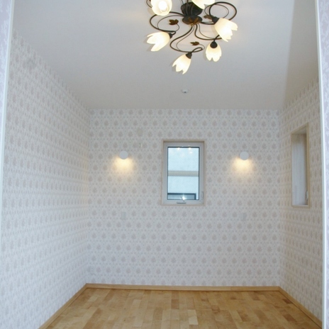 上品な花をモチーフにした照明が主役の部屋