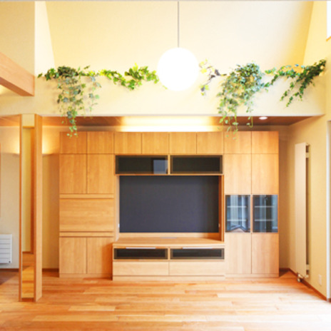 テレビボードと床の木目がマッチしたリビング