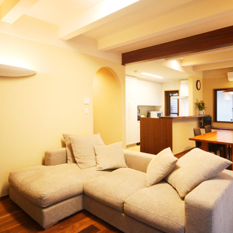 オーク調の床とライトの明かりがあたたかいリビング