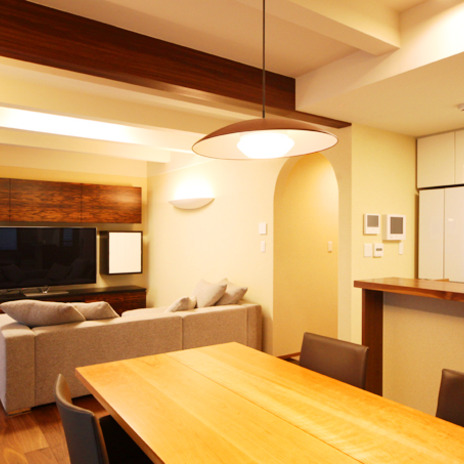 オーク調の床と天井の梁の色がマッチした落ち着きのあるリビング