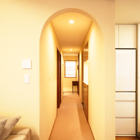 アーチ型があたたかい玄関へと続く廊下