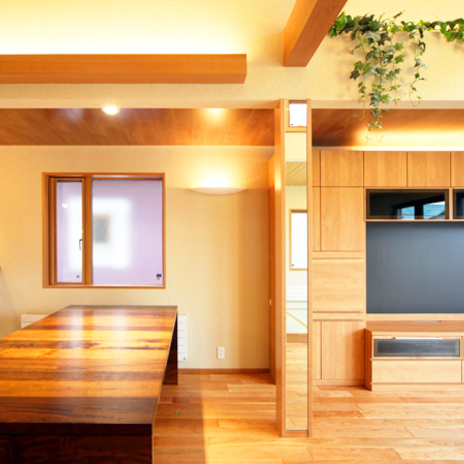 木目が美しいリビングとダイニング