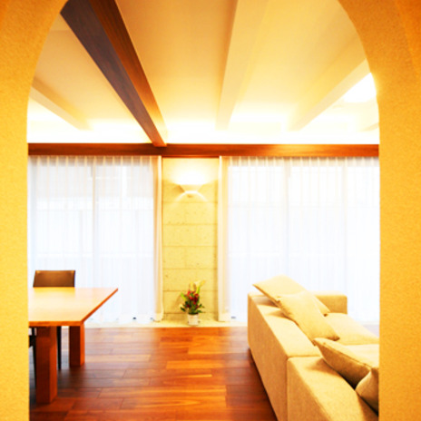 リビングとダイニングの大きな窓がラグジュアリー感を演出