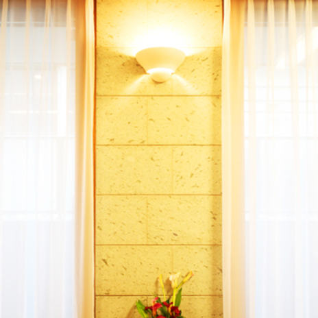 タイル調のリビング壁