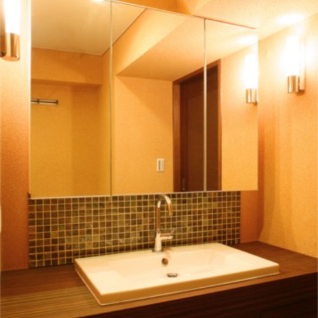 木目とタイルの組み合わせがナチュラルで温かみのある洗面スペース