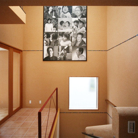 階段横には家族の思い出を洒落たアートにして飾る