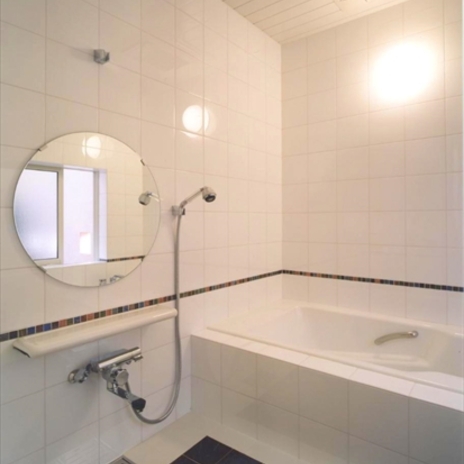 白と黒のコントラストがモダンな浴室