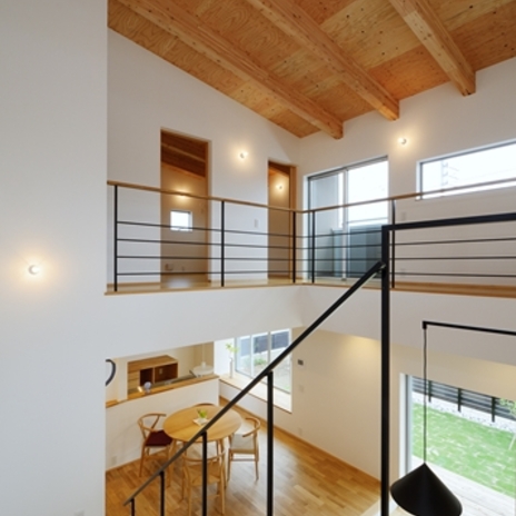 野地合板あらわしとした吹抜けの天井