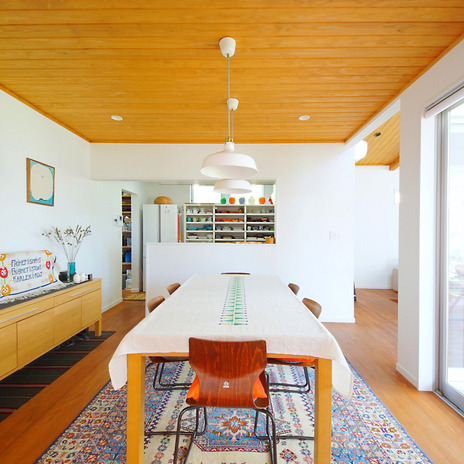 木製家具の色調に合わせた明るいリビング