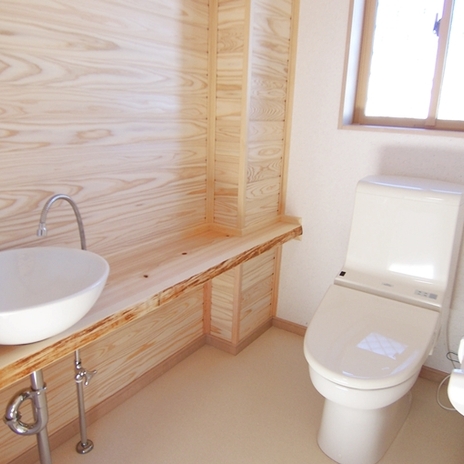 トイレは美しい木目の壁
