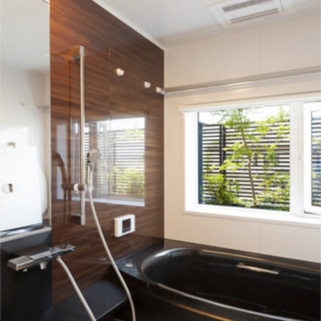 植栽が望めるバスルーム