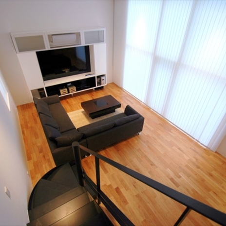 階段からリビングを見下ろす