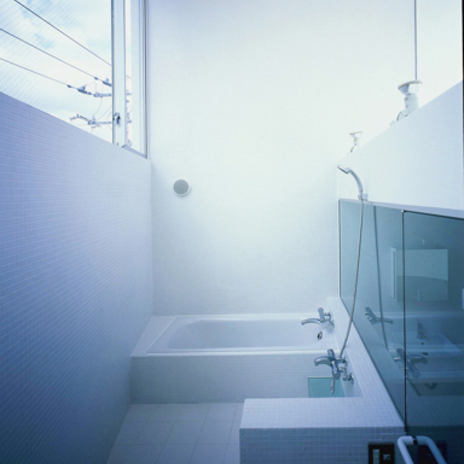 スタイリッシュな印象の白いバスルーム