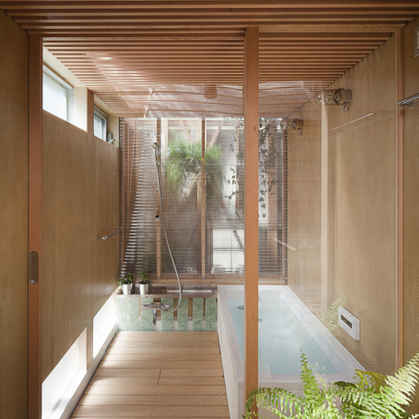 明るい光が差し込む、離れのようなバスルーム