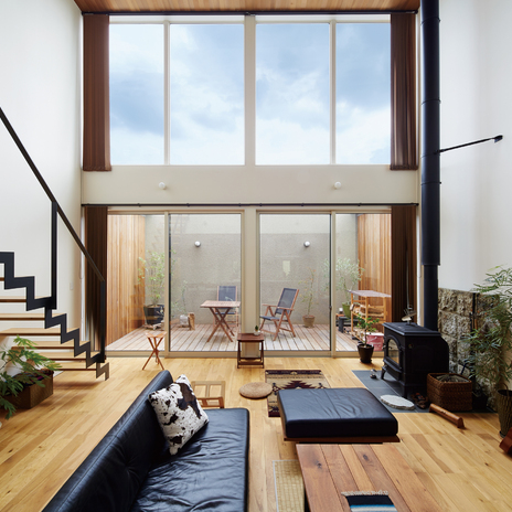 大開口の窓と吹き抜けが開放感を与えてくれるリビングダイニング