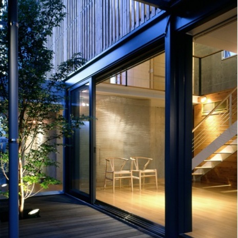 間接光とスポット照明で計画されたリビング夜景