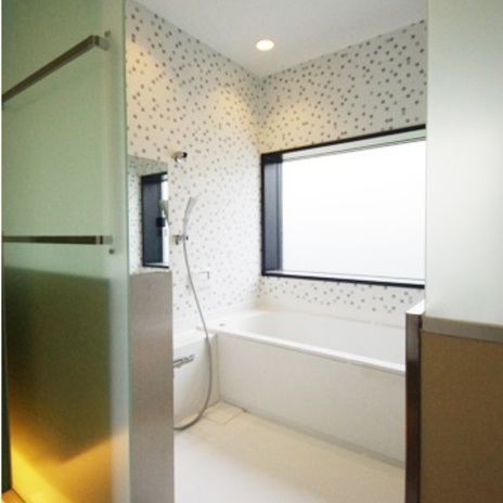 モザイクタイルと大型開口を有するハーフユニットバス