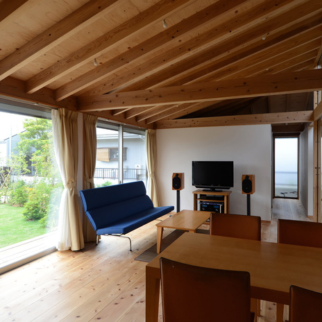 リビングから庭を見る