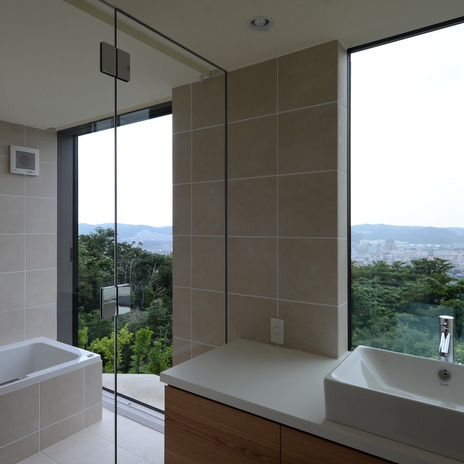 洗面・浴室からも遮るもののない眺望が得られる